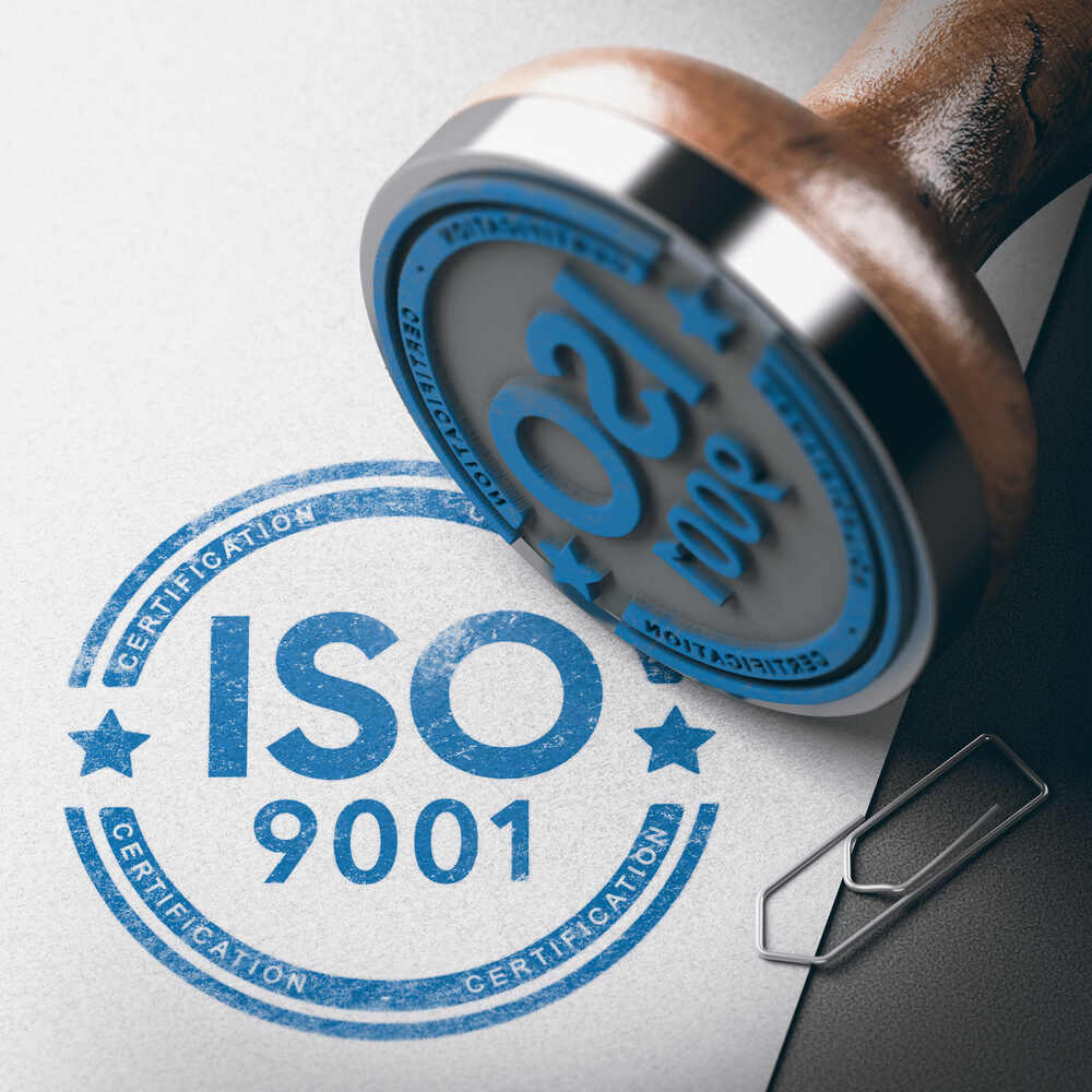 ตรายางพร้อมข้อความรับรองมาตรฐาน ISO 9001 บนพื้นหลังกระดาษ